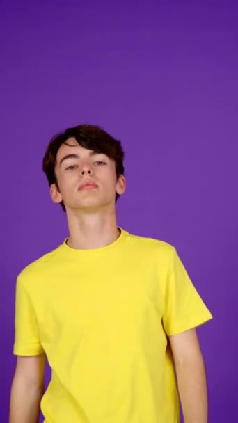 Teenager Chlapec Žádá Ticho Izolované Fialovém Pozadí — Stock video