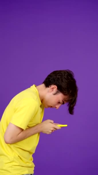 一个十几岁的男孩用手机在恶劣的姿势 青少年数码成瘾和背痛概念 — 图库视频影像