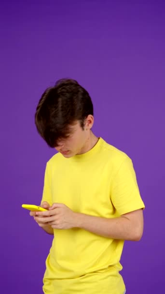 Zoufalý Teenager Chlapec Obdrží Špatné Zprávy Telefonu Izolované Fialovém Pozadí — Stock video
