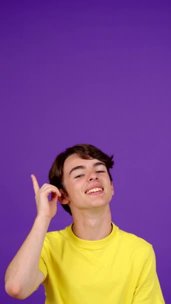 Pozytywny Nastolatek Chłopiec Wskazując Górę Dla Skopiować Przestrzeń Odizolowany Fioletowy — Wideo stockowe