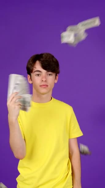 有钱的少年男孩被金钱包围着 在紫色背景上隔离的空气中飞行的法案 — 图库视频影像