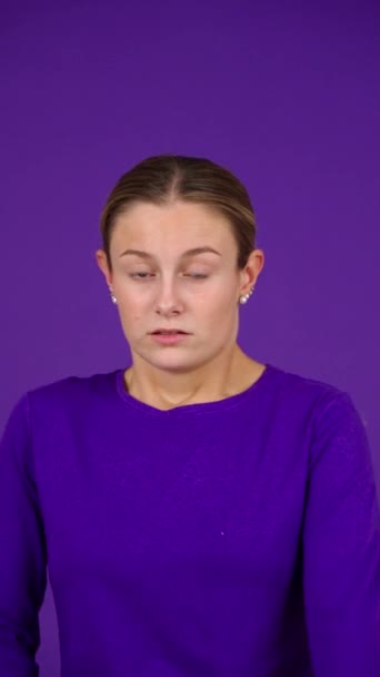 紫色の背景に隔離された侵略から自分を守る若い怖い女性 — ストック動画