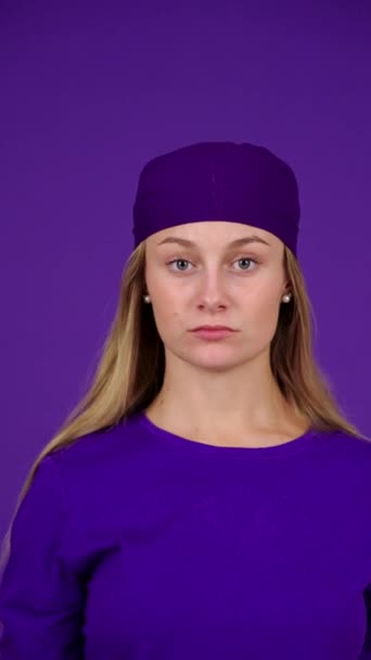 Jovem Mulher Feminista Fazendo Stop Sign Dizendo Não Isolado Fundo — Vídeo de Stock