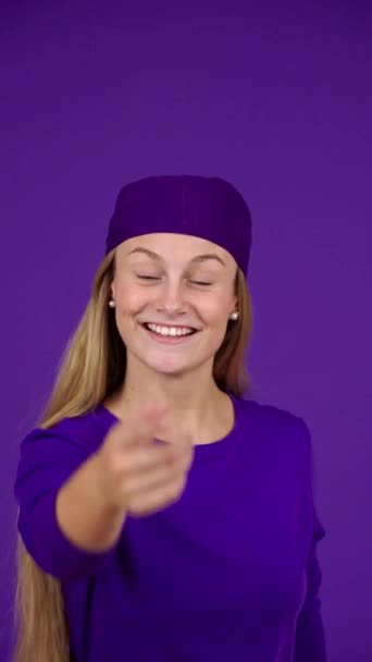 Феміністка Просить Слідувати Нею Ізольовано Фіолетовому Фоні Простором Копіювання Молода — стокове відео