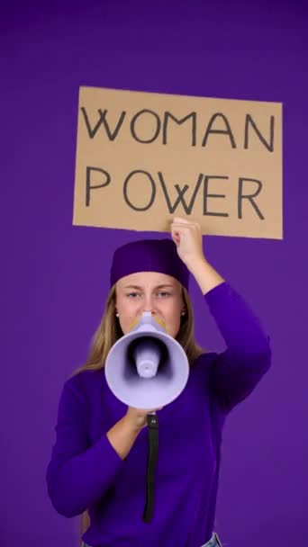 Manifestante Feminista Gritando Megáfono Mujer Joven Sosteniendo Cartón Con Mensaje — Vídeos de Stock
