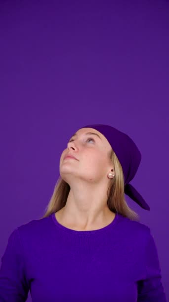 Феміністка Шукає Фіолетовий Простір Копіювання Молода Жінка Просить Мовчання Ізольовано — стокове відео