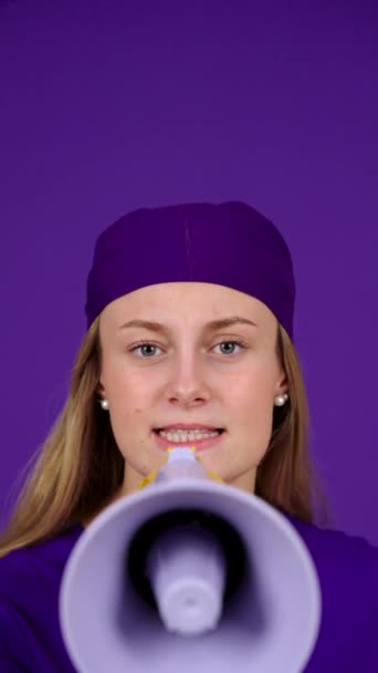 Femeie Tânără Feministă Strigând Megaphone Timp Privește Camera Izolată Fundal — Videoclip de stoc