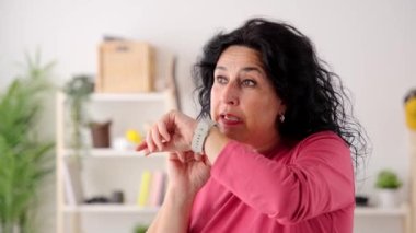 Orta yaşlı bir kadın evde akıllı dille konuşuyor. Sesli mesaj gönderiliyor.