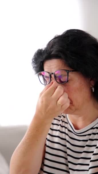Mulher Olhos Médios Trabalhando Enquanto Sofre Presbiopia Pessoa Com Fadiga — Vídeo de Stock