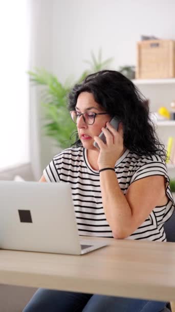 中年妇女在家工作时通过电话交谈 — 图库视频影像