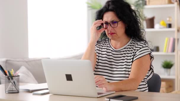 Mulher Meia Idade Trabalhando Casa Laptop Enquanto Sofre Fadiga Ocular — Vídeo de Stock
