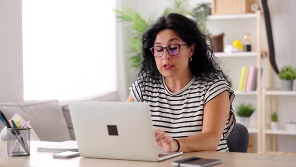 Kobieta Średnim Wieku Mając Rozmowę Wideo Laptopie Podczas Pracy Domu — Wideo stockowe