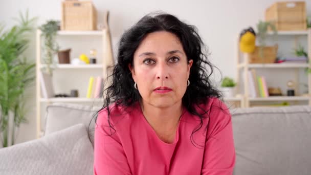 Mujer Mediana Edad Que Recibe Videollamadas Casa Persona Mirando Cámara — Vídeos de Stock