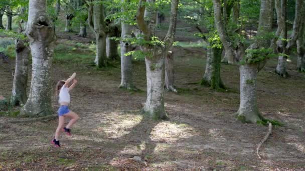 Двое Детей Играют Прыгают Танцуют Лесу Дети Наслаждающиеся Природой — стоковое видео