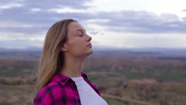 Portret Pięknej Młodej Kobiety Oddychającej Głęboko Przyrodzie Koncepcja Relaksu Uważności — Wideo stockowe