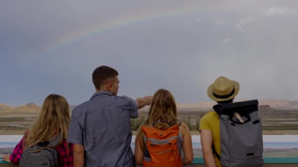 Vue Arrière Jeunes Amis Regardant Paysage Avec Arc Ciel Touristes — Video