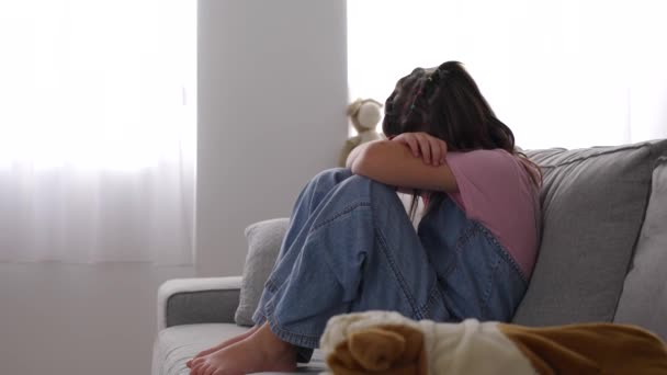 Smutne Dziecko Siedzące Kanapie Płaczące Zdrowie Psychiczne Problemy Koncepcją Dzieciństwa — Wideo stockowe