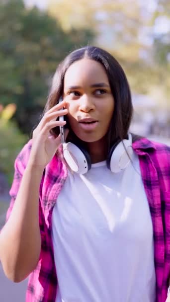 Femme Afro Américaine Parlant Téléphone Tout Marchant Dans Parc — Video