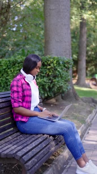 공원에서 노트북에서 아프리카계 미국인 기업가 — 비디오
