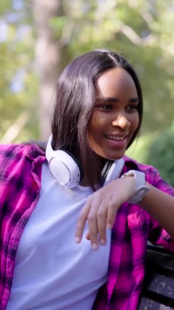 Афроамериканка Разговаривает Умные Часы Чёрный Подросток Посылает Голосовое Сообщение — стоковое видео