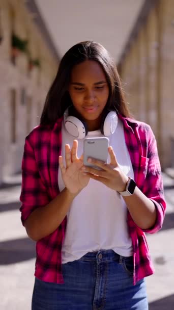 Donna Afroamericana Che Cammina Mentre Utilizza Applicazione Gps Sul Telefono — Video Stock