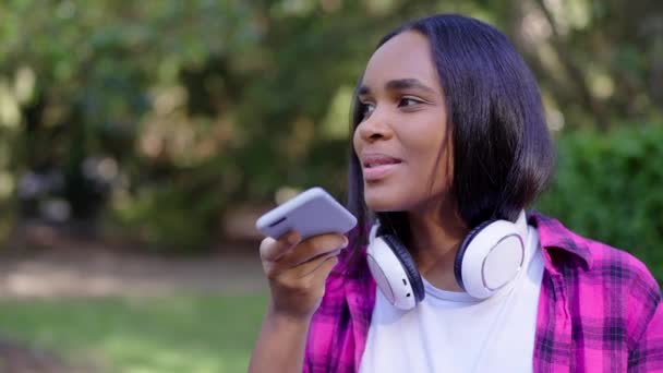 Remaja Kulit Hitam Mengirim Pesan Suara Melalui Telepon Luar Ruangan — Stok Video
