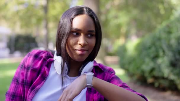 Svarta Kvinnan Skickar Röstmeddelanden Naturen Afrikansk Amerikansk Tonåring Talar Smart — Stockvideo