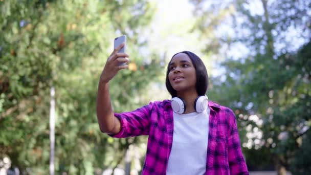 Black Young Woman Live Streaming Outdoors African American Influencer Recording — Stock Video