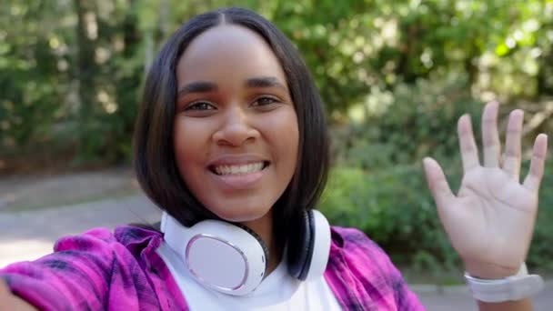 Afroamerikansk Kvinde Taler Med Kameraet Influencer Live Streaming – Stock-video