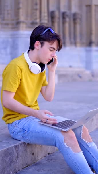 Joven Empresario Que Trabaja Ordenador Portátil Mientras Habla Por Teléfono — Vídeo de stock