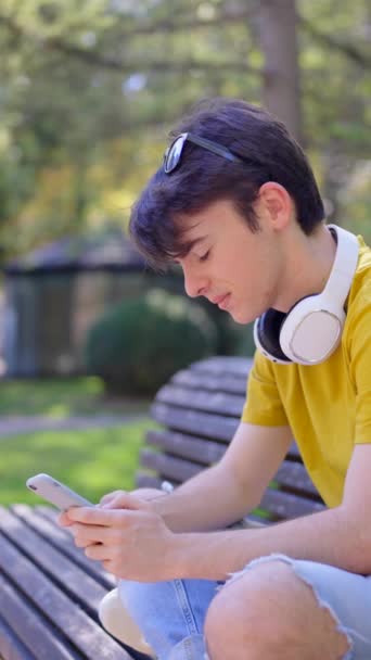 Jovem Usando Telefone Parque Adolescente Digitando Uma Mensagem Texto Livre — Vídeo de Stock