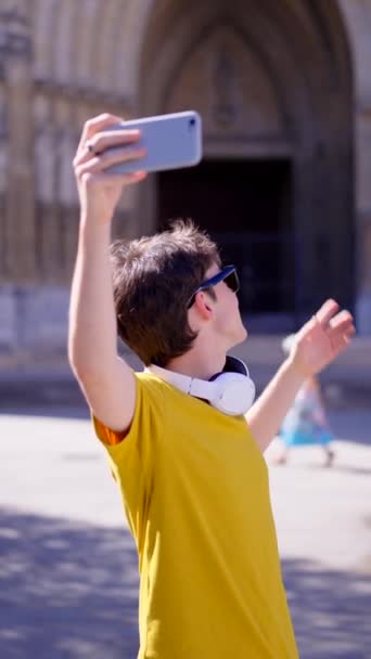 Young Influencer Transmissão Vivo Telefone Livre Menino Adolescente Mostrando Destino — Vídeo de Stock