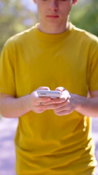 Fechar Mãos Usando Telefone Pessoa Irreconhecível Digitando Mensagem Texto Enquanto — Vídeo de Stock