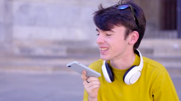 Adolescente Positivo Hablando Por Teléfono Persona Alegre Enviando Mensaje Voz — Vídeo de stock