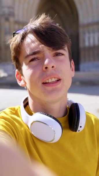 Nastolatek Rozmawiający Kamerą Zewnątrz Punkt Widzenia Kamery Młodej Osoby Transmitującej — Wideo stockowe