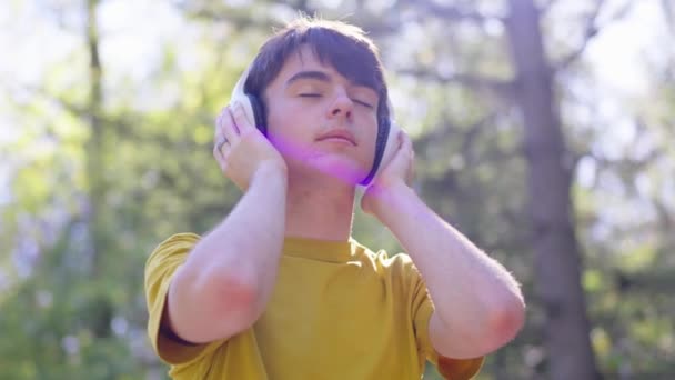 Nastolatek Słuchający Relaksującej Muzyki Słuchawkach Lesie — Wideo stockowe