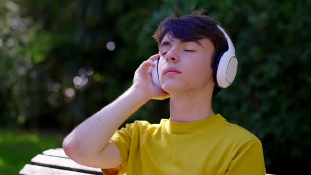 Jeune Garçon Écoutant Musique Relaxante Extérieur Thérapie Musicale Adolescence Concept — Video