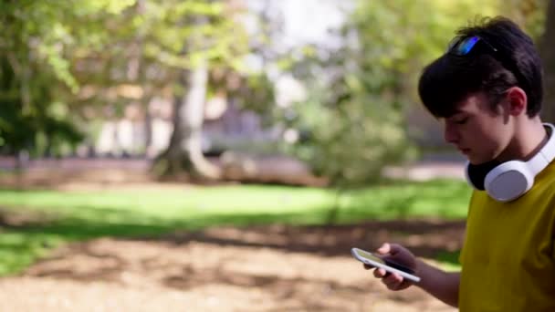 Adolescente Chico Usando Gps Aplicación Teléfono Aire Libre — Vídeos de Stock