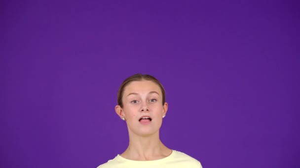 Jonge Vrouw Die Bovenstaande Tekst Leest Een Positieve Reactie Heeft — Stockvideo