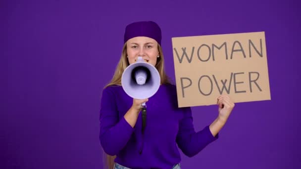 Mujer Joven Gritando Niña Mensaje Poder Megáfono Celebración Cartón Aislado — Vídeos de Stock
