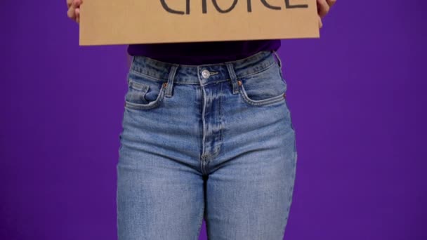 私の体 私の選択 のボール紙を示す認識できない女性 紫色の背景に隔離された中絶の概念 — ストック動画