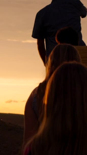 Gruppe Von Freunden Fuß Einem Hügel Bei Sonnenaufgang Junge Frau — Stockvideo