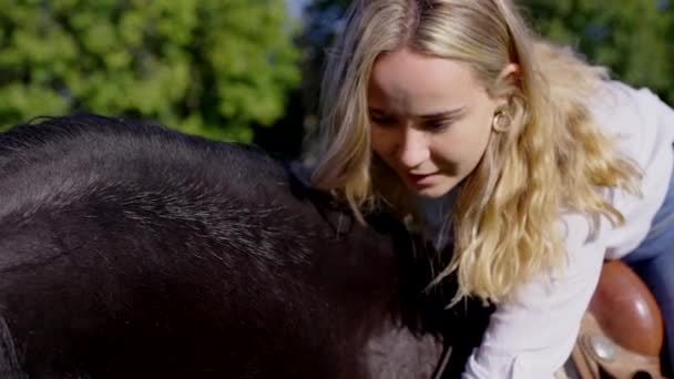 Detailní Záběr Mladé Ženy Objímající Koně Venku — Stock video
