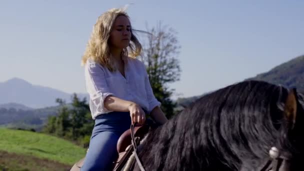 Pensive Cowgirl Paardrijden Natuur Begrip Relatie Mens Dier — Stockvideo