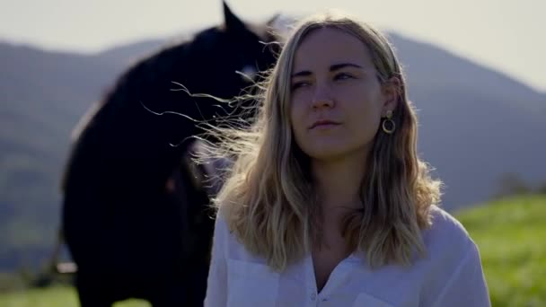 Portret Van Een Jonge Contemplatieve Vrouw Voor Een Paard — Stockvideo