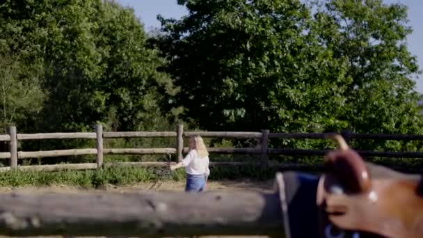 Jonge Vrouw Training Domesticeren Paard Een Ranch — Stockvideo