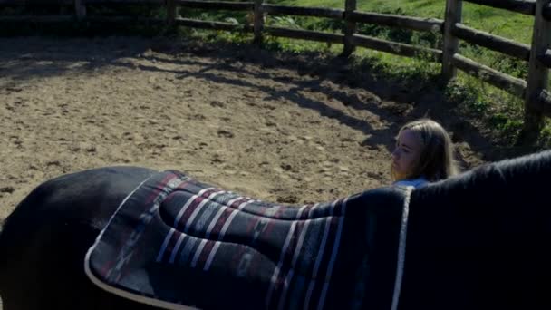 Jonge Vrouw Zet Een Zadel Het Paard Terug Cowgirl Voorbereiding — Stockvideo