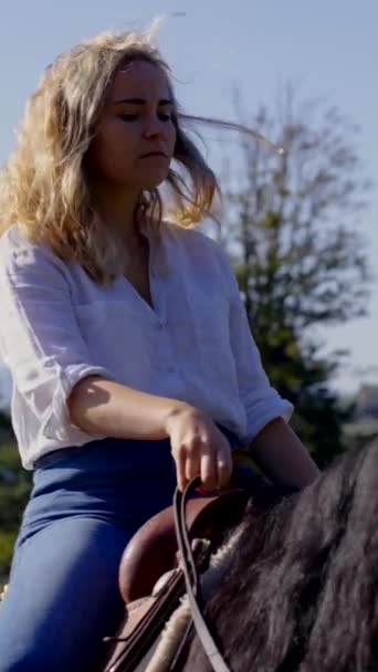 Νεαρή Γυναίκα Χαλαρώνει Ενώ Ιππεύει Ένα Άλογο Στην Ύπαιθρο — Αρχείο Βίντεο