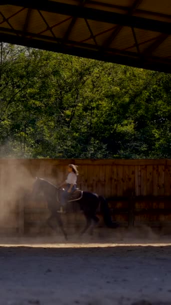 Kobieta Jeżdżąca Konno Ranczu Pięknym Światłem Epicki Trening Koni — Wideo stockowe