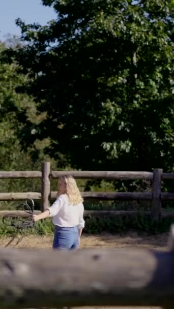 Jovem Mulher Arrombar Cavalo Selvagem Cowgirl Formação Animal — Vídeo de Stock
